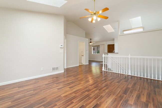 Building Photo - GATED COMMUNITY -- "Charming 3-Bedroom Tow...
