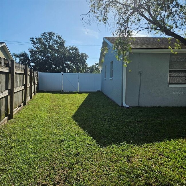 Foto del edificio - 6008 Firefly Ln