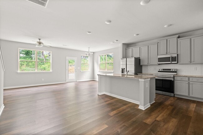 Building Photo - 4 bed / 2.5 bath in Gainesville! Retreat a...
