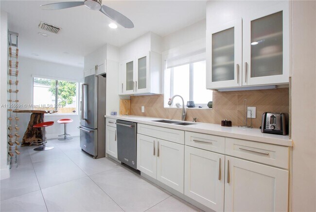 Foto del edificio - 213 NE 43rd St