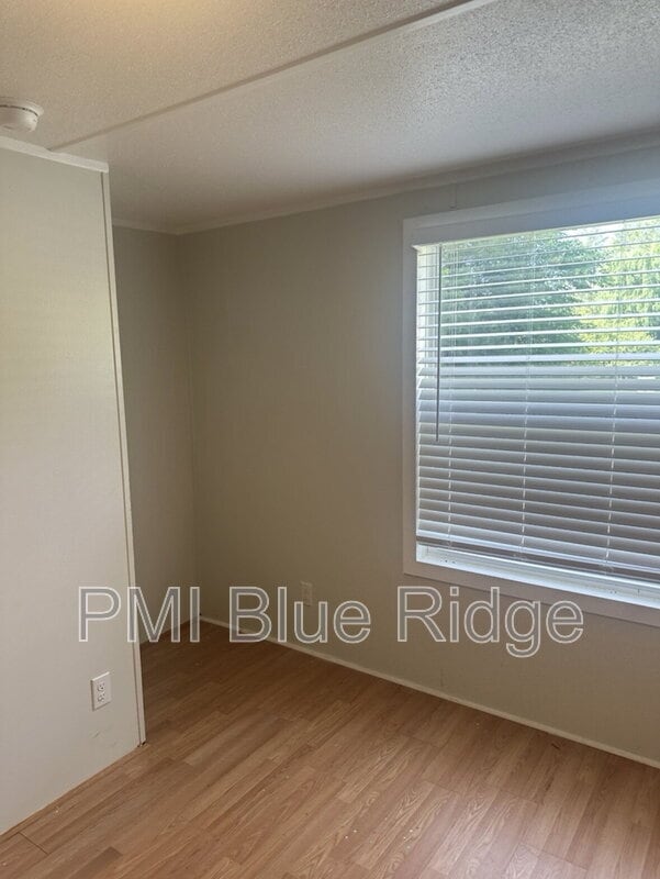 Building Photo - 206 Friendly Cir