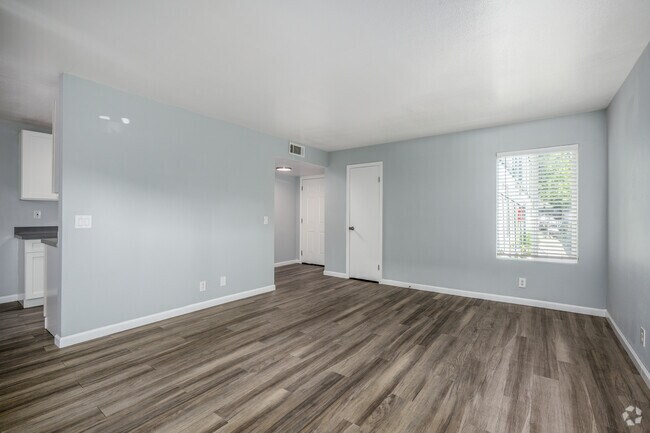 2 habitaciones, 1 baño - 865 pies cuadrados - Sala de estar - Midtown Breeze