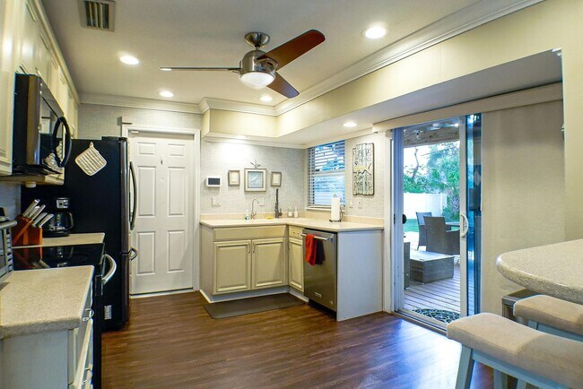 Foto del edificio - Beautifully updated 3-bedroom, 2-bathroom fence yard home in Fort Myers