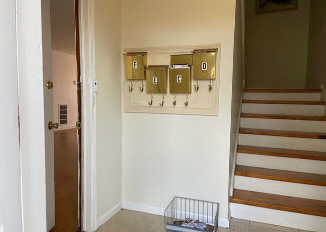 Foto del edificio - Available 7/1. 2 BR/2 BA in a FANTASTIC Lo...