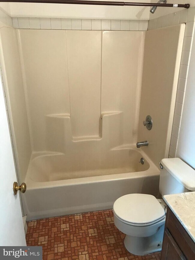 Building Photo - 317 Bridge St