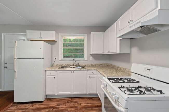 Foto del edificio - Don’t Miss Out! Look, Lease, and Live Spec...