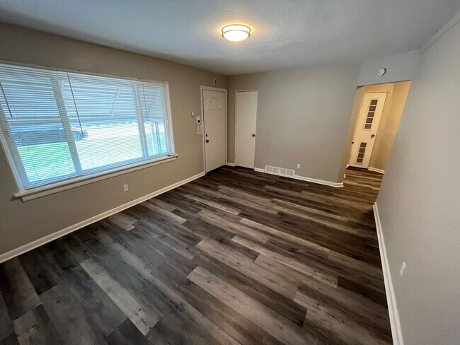 Foto del edificio - Spacious Three Bedroom One Bath Home Comin...