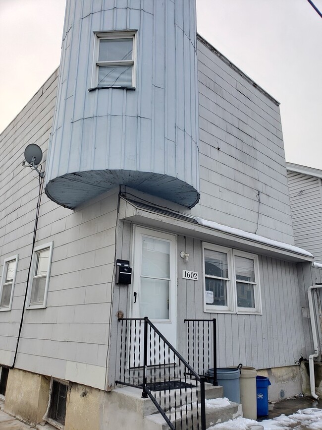 Building Photo - 1602 Newport Ave