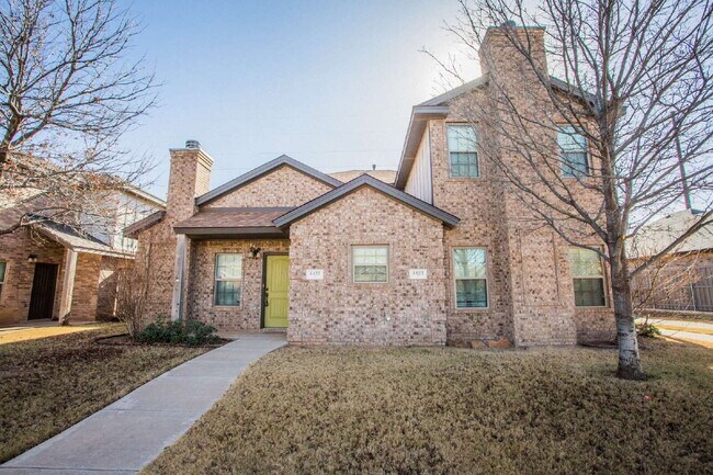 Foto del edificio - Luxurious 4 Bed 2.5 Bath Two-Story Duplex