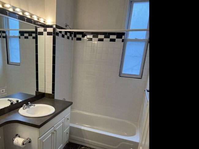 Building Photo - 3 bedroom in Chicago IL 60622