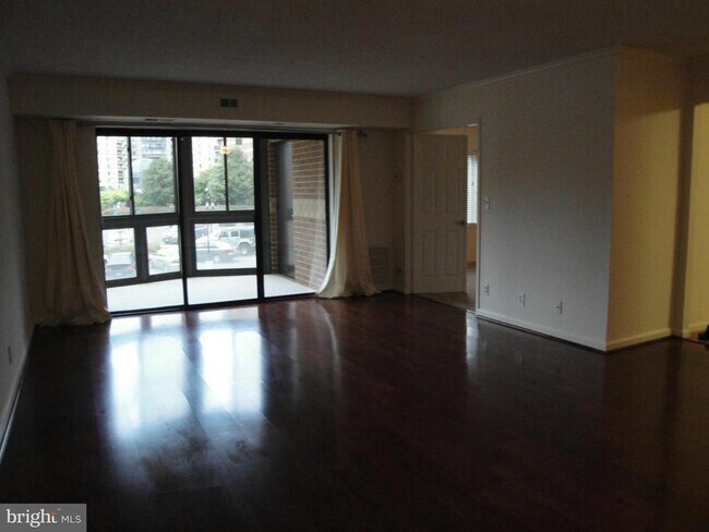 Foto del edificio - 8360 Greensboro Dr