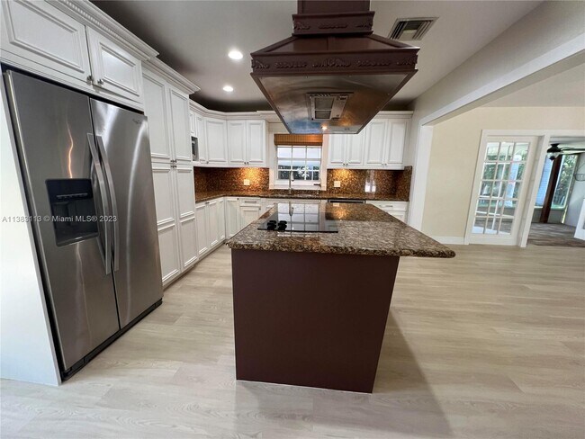 Foto del edificio - 2439 NE 8th St