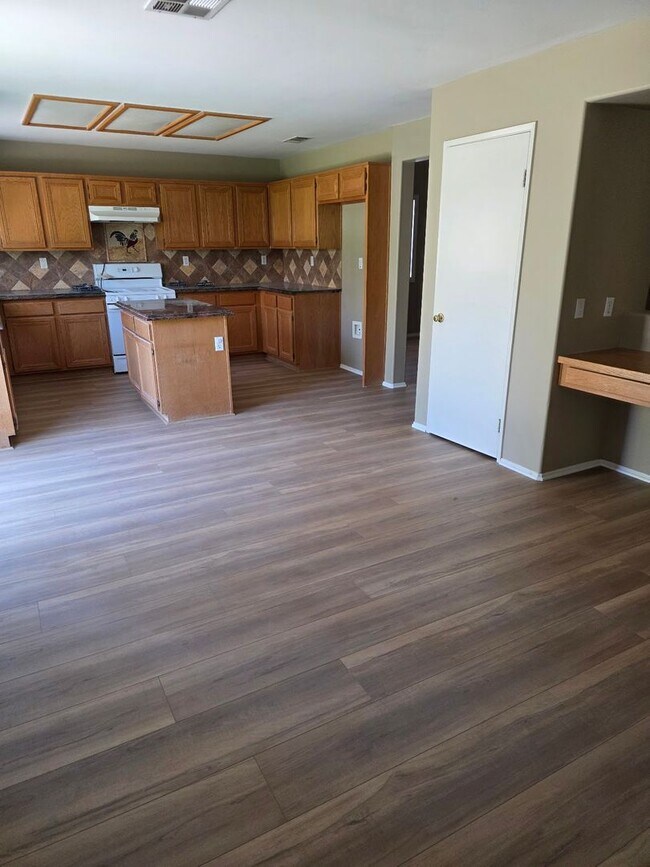 Building Photo - Beautiful 4 Bedroom Home in Paloma del Sol