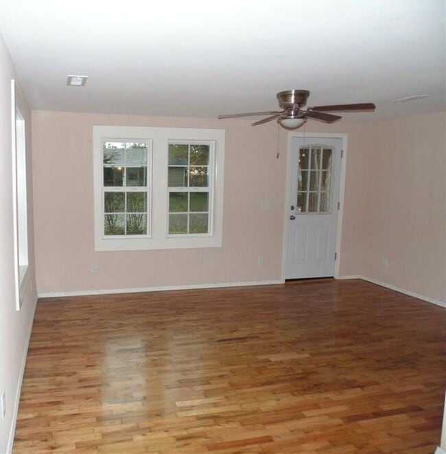 Building Photo - Available May 1st! 3-Bedroom, 2-Bathroom Home in downtown Springdale!