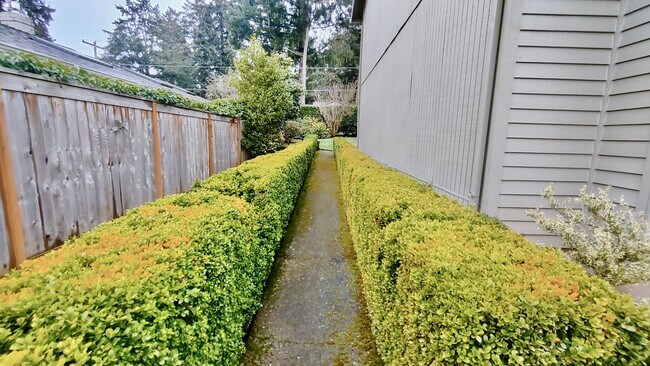 Building Photo - Great 4 bedroom Home Located in the Sought...