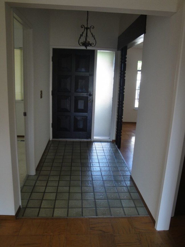 Building Photo - 458 Pin Oak Dr