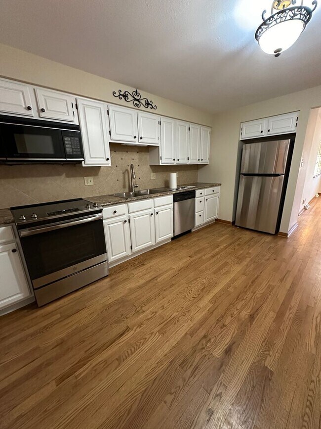 Building Photo - 4 bedroom 2 bathroom Sinlge Family House i...