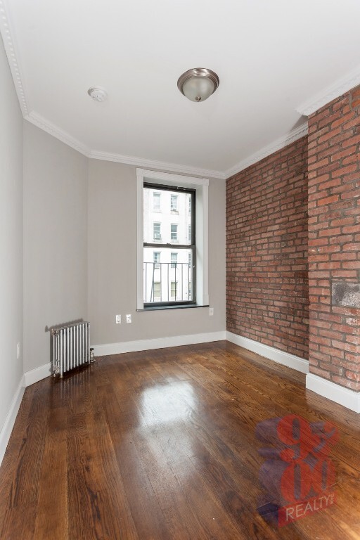 Building Photo - 422 E 9th St