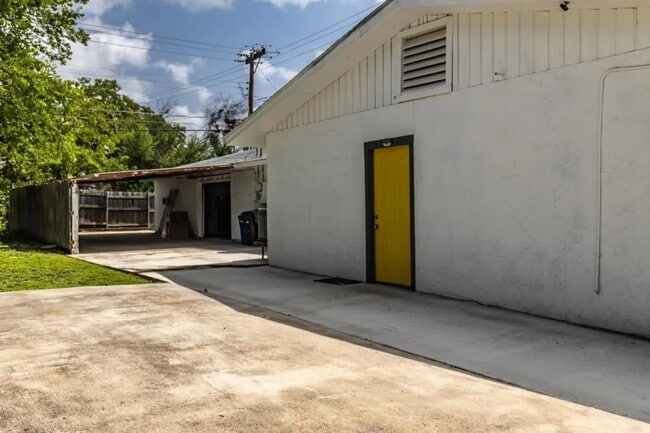 Foto del edificio - 463 Sprucewood Ln