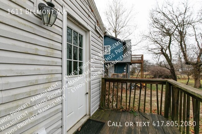 Building Photo - 1611 W Belmont St