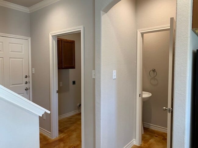 Building Photo - Town home for rent