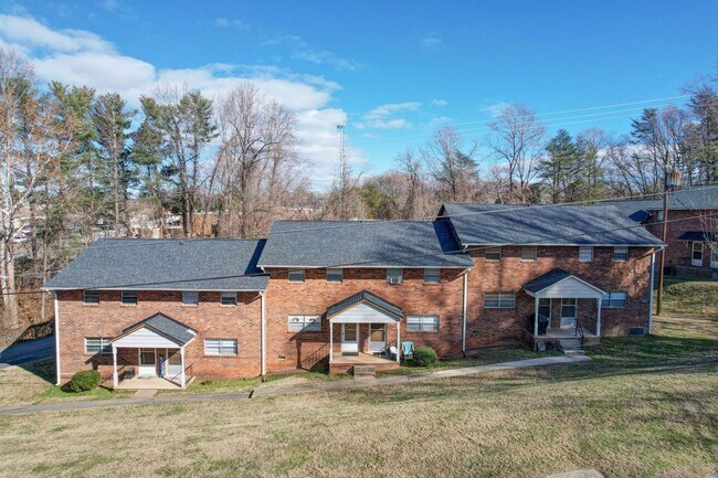 Building Photo - Spacious Studio at Fairlawn Drive