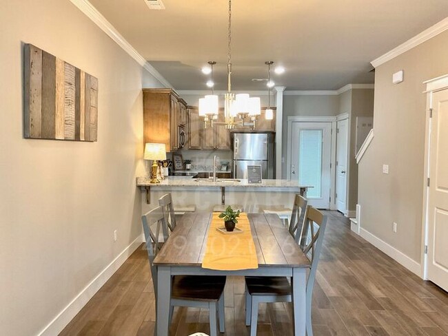 Foto del edificio - 2 Bed/ 2.5 Bath | New Townhomes in Siloam ...