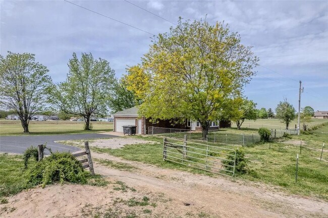 Foto del edificio - 3 Bedroom 2 Bathroom Home & 21 Acre Lot for rent.