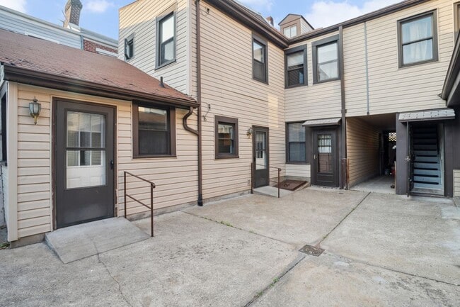Building Photo - 2722 Sarah St