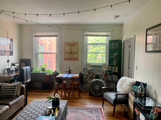 Building Photo - 213 Newbury St