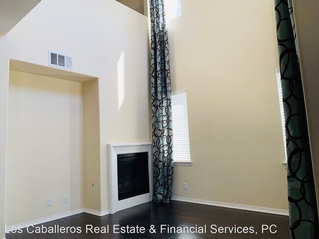 Building Photo - 2 br, 2.5 bath House - 390 W. Mountain Holly