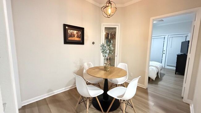 Photo - 4800 W Lovers Ln (Dallas, TX) Apartment