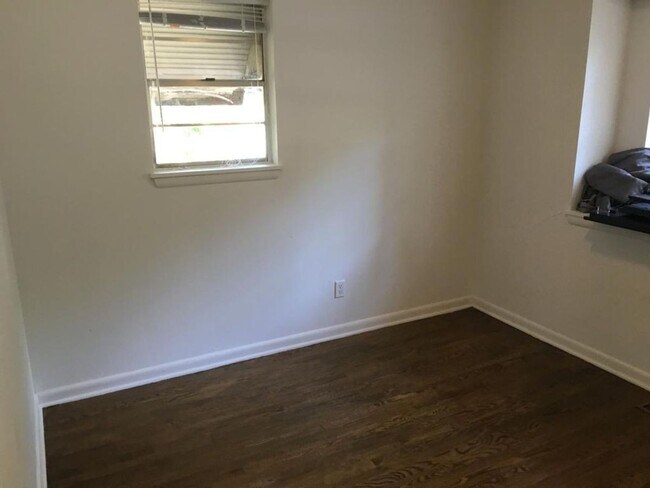 Building Photo - Prime Location Near UofA Campus!! AVAILABL...