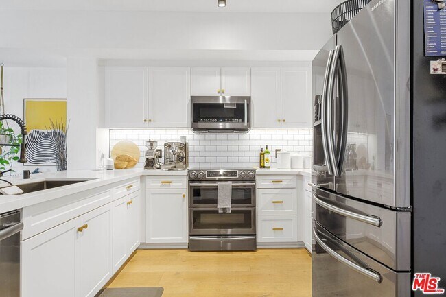 Foto del edificio - 12655 Bluff Creek Dr