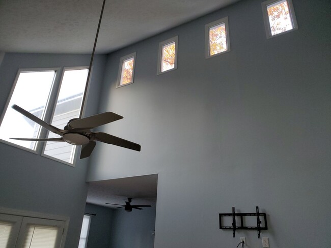Building Photo - Beautiful contemporary home with high ceil...