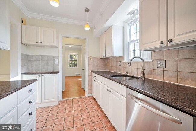 Foto del edificio - 4760 Reservoir Rd NW