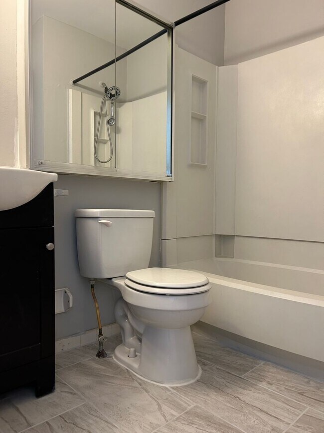Foto del edificio - Beautiful 1 bedroom, 1 bathroom Condo -- R...