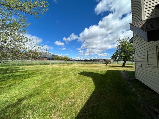 Building Photo - Breathe Taking Views with this 4 bed 3.5 bath home!