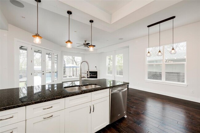 Foto del edificio - 2005 Bluebonnet Ln