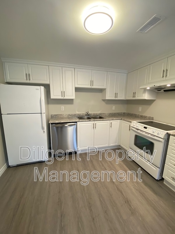 Building Photo - 1528 Redwood Dr