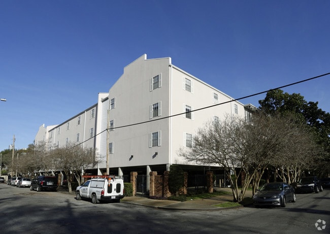 Coliseum Place Apartments