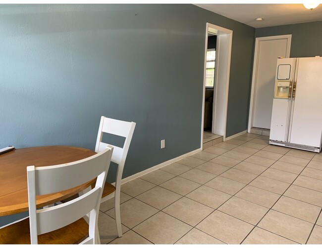 Dining area - 936 Bay Esplanade