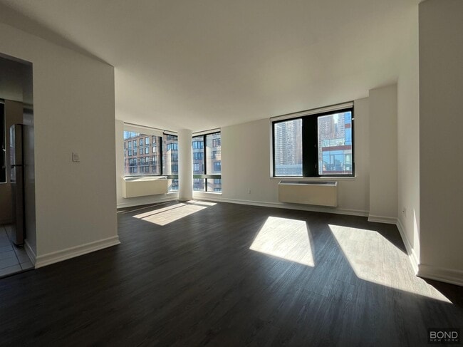 Building Photo - 70 Battery Pl