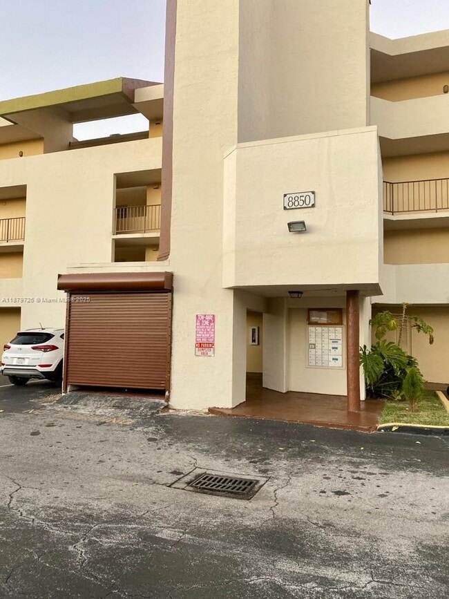 Building Photo - 8850 Fontainebleau Blvd