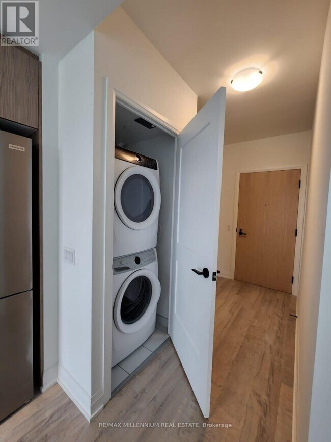 Photo du bâtiment - 50 George Butchart Dr