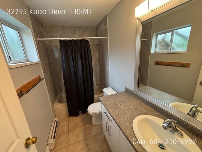 Photo du bâtiment - Bright Basement Suite with Large Bedrooms