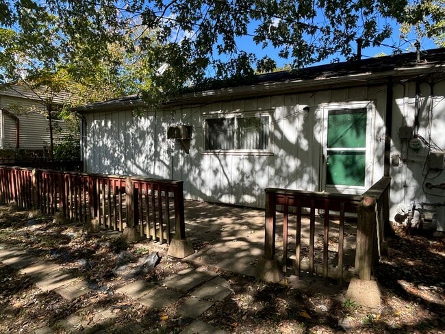 Foto del edificio - Spacious 3 bedroom home with large backyard deck!