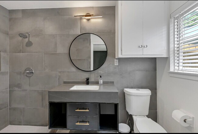 Baño principal - 5415 Carew St