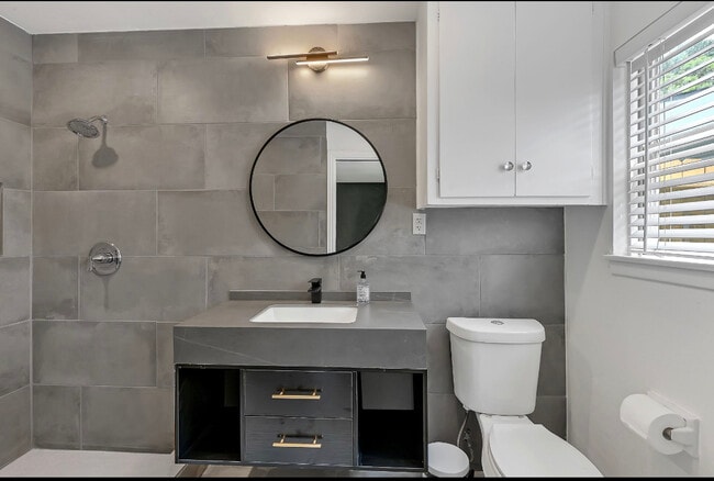 Master bathroom - 5415 Carew St