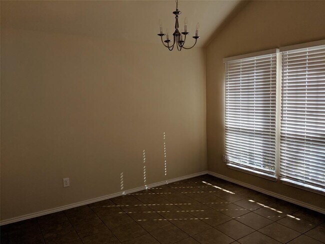 Building Photo - 2562 Riverway Dr